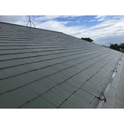 紫外線や風雨の影響で劣化してしまったコロニアル屋根。コロニアル屋根は太陽の熱を溜めやすく夏場には屋根材の温度が
７０℃を超える事も。その熱が屋根裏に溜まる事で２階の部屋が暑くなることがあります。太陽の熱を反射する遮熱塗料を
使用する事で、屋根に溜まる熱を軽減することができます。