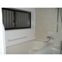 タイル仕様の浴室を解体し、パナソニック（オフローラ１６１６）のシステムバスに取り換え。窓ガラスをシングルからペアガラスに交換。