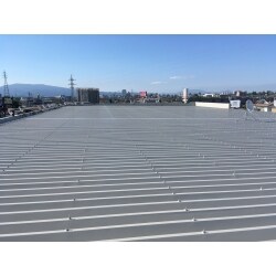 折板屋根の塗装工事を行いました。