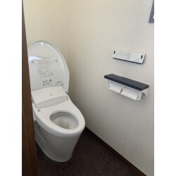 トイレの取替と、クロス、CFの工事を行いました。