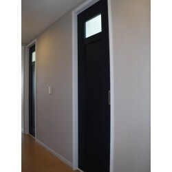 一つの居室を二つに区切り、それぞれの居室に出入りできる建具を設けました。