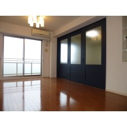 壁を解体し三枚の引き戸に。
光が入りやすく、圧迫感のないお部屋になりました。
