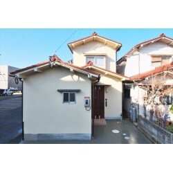 築４０年を超えるお家を、総合リフォームによって新しいものに変えました。
内部の間取りも和室→洋室の変更やキッチンの配置変更、階段の勾配の変更などライフスタイルに合わせた施工を行いました。