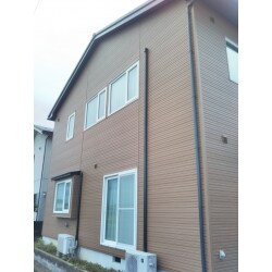 屋根はガルバリウム鋼板を使いカバー工法で仕上げました。破風、鼻隠し、軒天井、ポーチ天井は塗装工事で綺麗に！外壁は金属サイディングを使用しました。張るだけで住まいのイメージが大きく変わり、断熱や遮音性能の向上も期待できます。