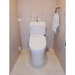 トイレの床の張り替え、設備の交換、和室の壁紙の張り替えを行いました。
洗面・脱衣室の床も一面、張り替えし清潔な印象になるよう施工いたしました。
