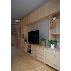 既製品のテレビボードで気に入った商品はありませんでした。
また、収納効率を高めてかつ安らげるようなリビングにしたい。と言う事で弊社にて造作建具を用意しました。