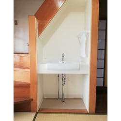 階段下の収納スペースを利用して洗面スペースを設けました。洗面所がお部屋から離れている場合、ちょっと手を洗いたい時に洗面スペースがあると便利ですよね。