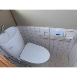便座を入替え手摺を設置しました。