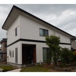 両親が結婚した時に建てた家を、長期優良住宅に建替えました。
リビングは天井を吹き抜けにし、床は子供が寝転んでも安全で冬でも暖かい無垢材にし、開放的な空間を創りました。