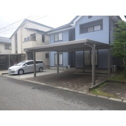 庭の樹木を伐根しコンクリートを敷き、元々の駐車スペースにはカーポートを設置しました。