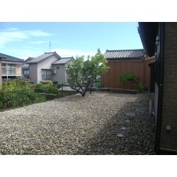 裏庭の不要な樹木の伐採と除草。今後の手入れが楽になるように防草シートを敷き、砂利を敷きつめました。