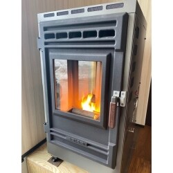 玄関の土間部分にペレットストーブを設置いたしました。