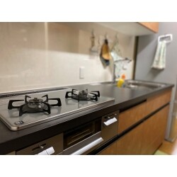 クリナップのシステムキッチン、ステディアを採用。
ワークトップには引っ掻きキズに対し強靭な強さを誇るセラミック天板を採用し、家庭用台所用品や鋭利な刃物でも引っ掻きキズがつき難く、長期にわたりお使いいただけます。
よりシャープでスタイリッシュに、都会的で洗練されたキッチンを演出します。
