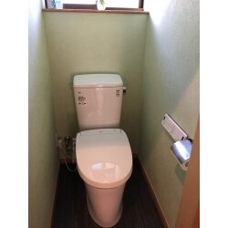 タイル張りのトイレのタイルをはがしてのリフォームです。