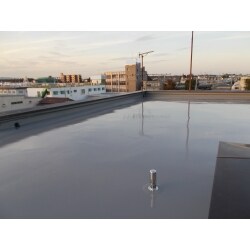 古いマンションの屋上も塗膜防水で防水層を新規形成。