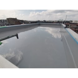 倉庫ビルの屋上にウレタン塗膜防水通気緩衝工法 (既存塩ビシート)の施工をしました。