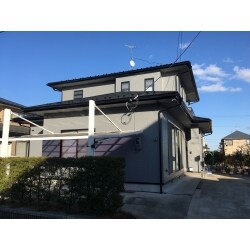 屋根と外壁の塗装工事です。シーリングの打ち直しと雨どいの塗装も併行して行いました。