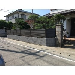 ブロックをアルミフェンスに変えました