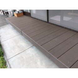 木製の縁台を置いていましたが、がたつく為に洗濯物を干す作業が大変でした。ウッドデッキを設置して奥行も大きくなり床に固定した為、安心して洗濯物を干せるようになりました。