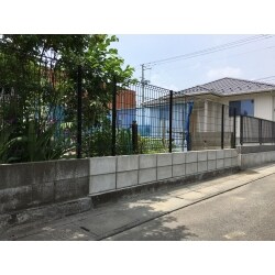 ブロックの転倒の危険があるとの事でフェンスに変えました。