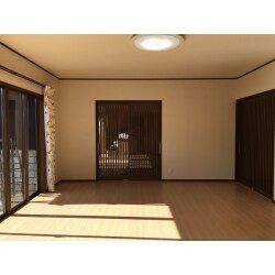 平屋住宅の内装・外装全面改修工事です。2部屋を１ルームにして空間を広げました。