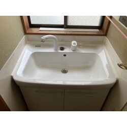 洗面台の電気温水器が老朽化の為、本体と温水器を取り替えました。
