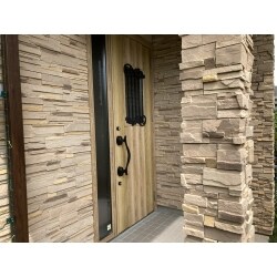 屋根外壁塗装と同時に玄関廻りをリニューアルしました。玄関廻りはサイディングをタイル張りにして外観が見違えました。