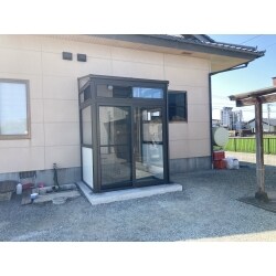 勝手口の外の風が強くドアの開け閉めが大変との事でテラス囲いを取付しました。