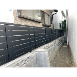 境界ブロックをカットしてフェンスを取付しました。