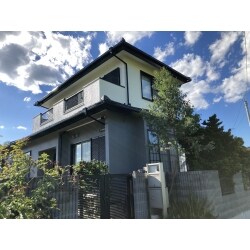 地震で被害のあった屋根と基礎の補修と同時に外壁塗装を行いました。