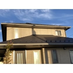 既存のスレート屋根の劣化に伴い、新しい屋根材を既存の屋根に重ねるカバー工法でリニューアルしました。