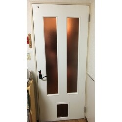 開けっ放しも解消！ペット出入口付き建具ドア入替工事