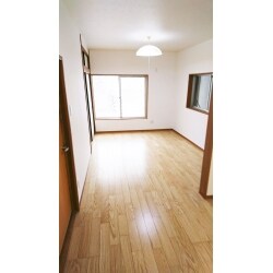 和室２間から洋室１間に変更。間仕切り撤去、天井高さ変更。畳からフローリングへ変更。ジュラク壁からクロス貼り。天井もクロス貼り。建具扉の位置変更及び勝手変更。