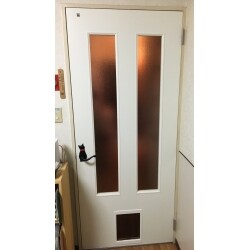 通常建具ドアをペット出入り口付き建具ドアに変更致しました。建具デザインもお希望のデザインにした完全オーダー扉です。