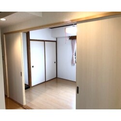 ｷｯﾁﾝ・ﾀﾞｲﾆﾝｸﾞと廊下とのアクセスを改善したいとのご依頼をいただきました。工事内容は、廊下との間仕切り壁・柱を撤去し、新規建具（引戸）４枚で間仕切る様にし、建具の開き方でお好みの方向に開口部を開け、建具を全て外せば開放的な空間にも変化し、建具を全て閉めればプライベートな空間にもなります。床は畳からフローリングに変更し壁はクロスを張り替えました。　旧壁・柱部分の廊下側に設置されていた扉（ドア）を玄関寄りに移設、これに伴い廊下照明の回路変更とスイッチ移設を行い、天井補強をし壁・天井のクロス張替をいたしました。
