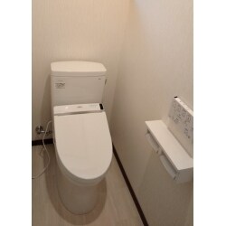 タイルの段付き和式トイレの改装をご依頼頂きました。
換気扇を延長コードコンセントと共にご主人のＤＩＹで設置してあり、段付きの床もバリアフリーにしてほしいとのご依頼です。
壁床を解体し仕上げました。
