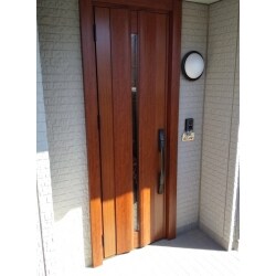 玄関ドアのノブ不具合が生じ、ドア自体を交換しリモコンキーにしたい、とのご依頼を頂きました。