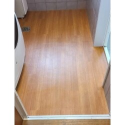 タイルで冷たい床にクッションフロアを上張りしました。