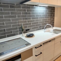 宇品御幸の分譲住宅です。BELS認定の快適さと安全性はもちろんのこと、日常にときめきをたくさん感じてもらえるようなおうちが完成しました。狭小地を感じさせない間取りと収納力、住む人によってさまざまな使い方ができるビルトインガレージ完備。
おうち時間を楽しんでもらいたい、そんな思いの詰まった分譲住宅です。