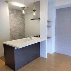 床、壁、住宅設備に至るまでフル改装して、シンプルモダンな空間に生まれ変わりました。