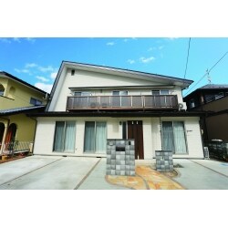 大規模リノベーションを行ないました。サッシを全て入れ替えて、耐震性もＵＰ！ライフスタイルに合わせて間取りも変更し、明るく快適なすまいに生まれ変わりました！狭く使い勝手の悪かった駐車場～玄関も、広々と出入りがしやすくなりました。玄関アプローチでよりお洒落な空間に演出できます。ワンランク上のリフォームで、思い描いた魅力的な居住空間を手に入れませんか。