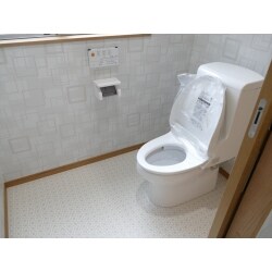 広く、明るくなり、トイレ本体清掃が楽なものに