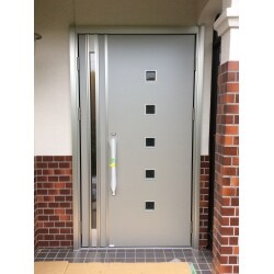 軽量断熱ドアに交換しました。