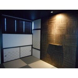 使用する素材にこだわり、木目のクロスをアクセントに持ってくることで、モダンな空間に仕上がりました。