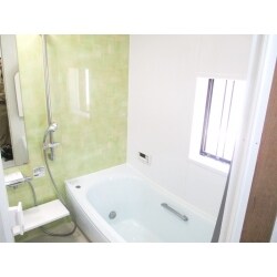 淡い緑に包まれた安らぎの浴室