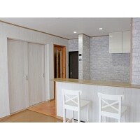 白を基調とし、木目やレンガをアクセントで取り入れた内装