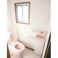 ピンクの可愛らしいタンクレストイレ