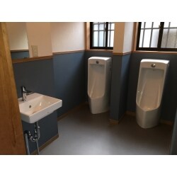 器具は小便器2台、大便器3台と洗面台2台の交換をしました。
施工前の内装はタイル張りの床と腰壁でしたが、床はクッションフロア、壁はクロス張りに変更しました。