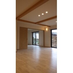 両親との同居のためのリフォーム。昔ながらの和室が続いていた部屋を1つの広いLDKへ。
家族が集まって快適に過ごせるリビングへと生まれ変わりました。