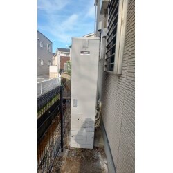 今回はエコキュートの交換工事を請け負わせて頂きました。既設のエコキュートが壊れてしまったのと、外壁とフェンスの間で窮屈で今後のメンテナンスが困難との事でご依頼頂きました。
Mitsubishi　SRTーW373Z　Aシリーズ（薄型）に交換させて頂きました。容量そのままで見た目もスマートになりました。
